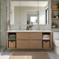 Baño compartido con doble zona de lavabo, cajones y cestas ordenadas